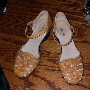 Softspots  leather tan t straps shoes